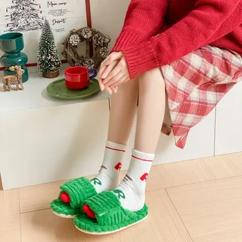Žiemos koralų aksomo grindys Vidurinio vamzdžio kalėdinės kojinės Ponios raudonos Naujųjų metų sutirštintos šiltos namų miego kojinės